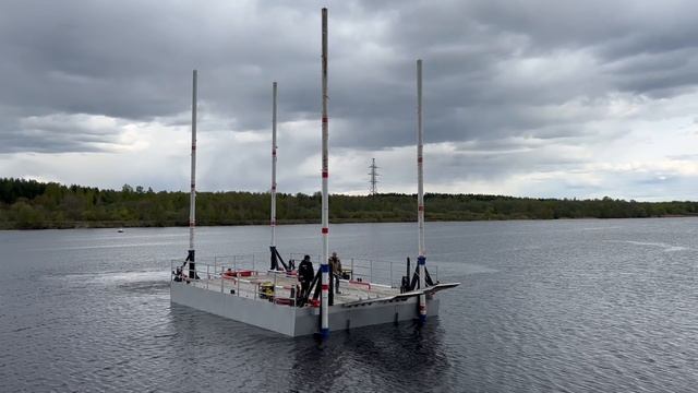 Понтон с закольными сваями