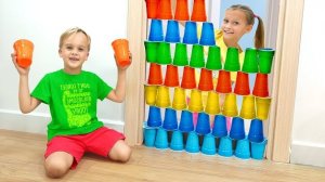 Дети играют с цветными стаканчиками и учатся делиться.