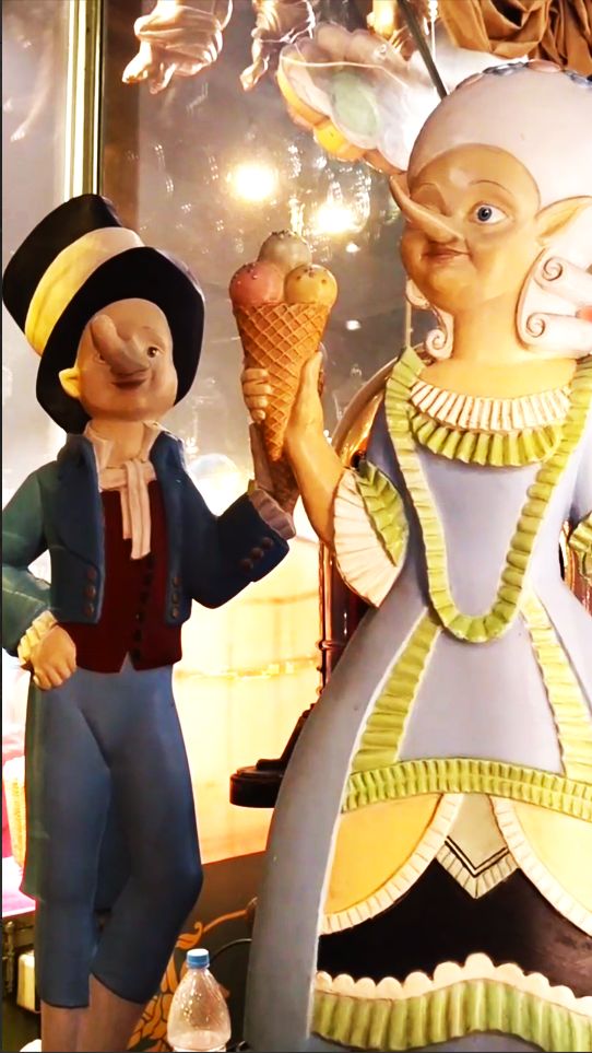 Новогодний Елисеевский в Петербурге смотреть онлайн