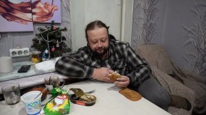 Не могу понять секрет шпроты сразу есть иль нет ПОДВАЛ ИЛЬИЧА вкусный ужин