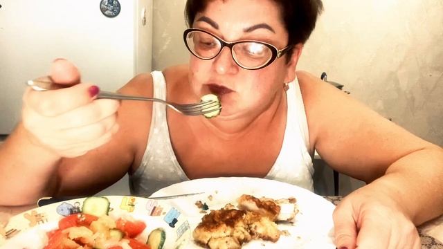 А ЖИЛКИ какие ВКУСНЫЕ👍/Отбивныe из ГРУДИНКИ и салат/Чавкать разрешается/🤣/ЖРУ И ХУДЕю😉/Мукбанг ⏱ смотреть онлайн