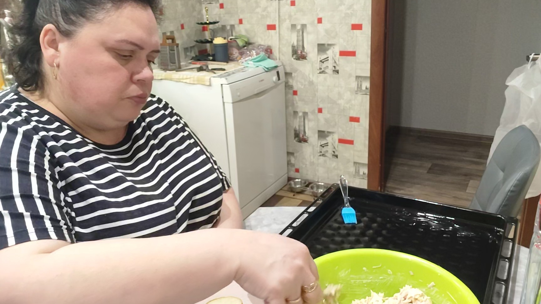 Хлопочем к дороге. Веточки пихтовые. Вечерняя прогулка.  Простой и вкусный ужин. Бутерброды горячие. смотреть онлайн