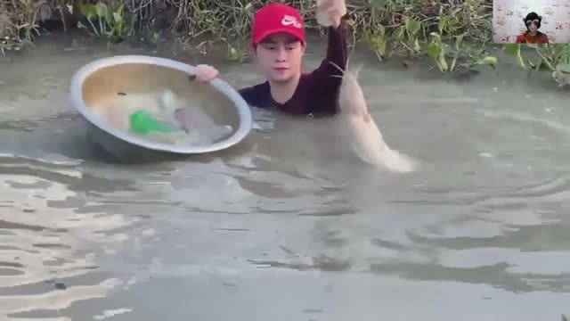 В объятиях водной стихии: девушка и рыбалка смотреть онлайн