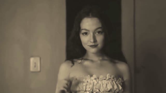 Винтажный корсет и дамский пистолет. AI-фантазия в духе 90-х, чем-то «Ласковый май» напоминает. смотреть онлайн