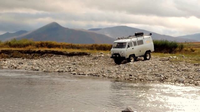 Внедорожники против реки: бросок через водную преграду! смотреть онлайн