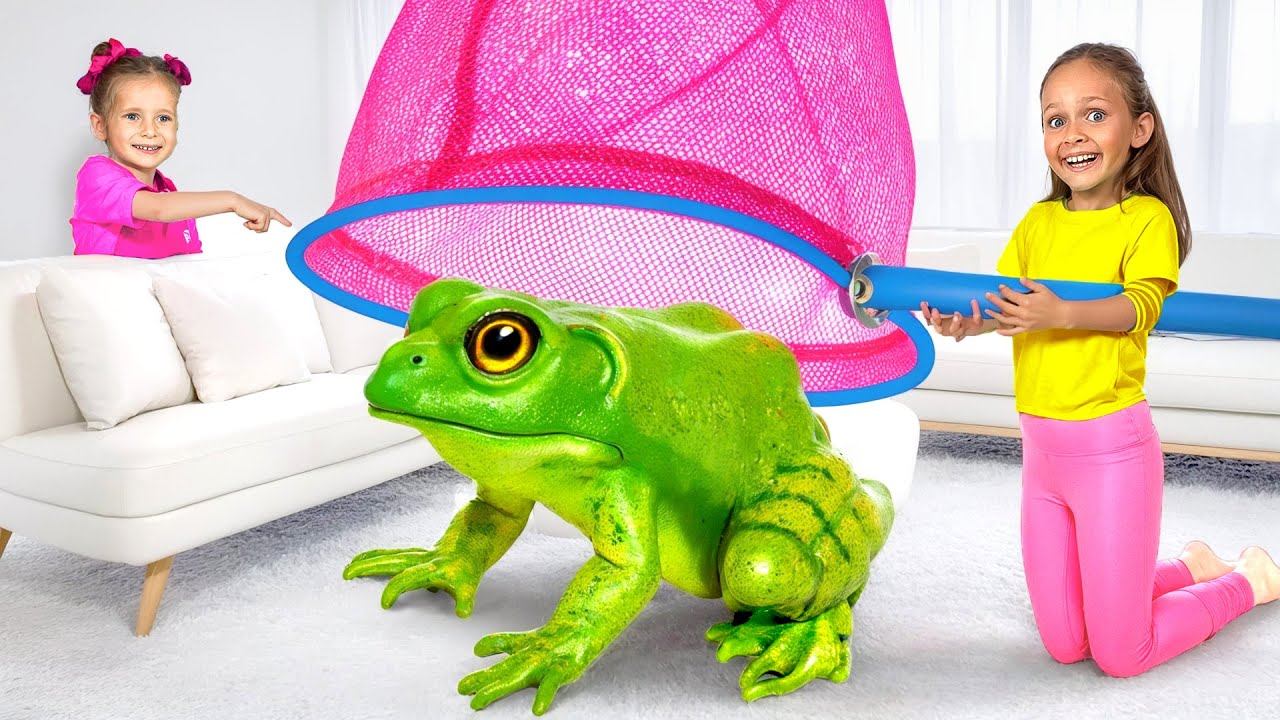 Майя ловит лягушку у себя дома! смотреть онлайн