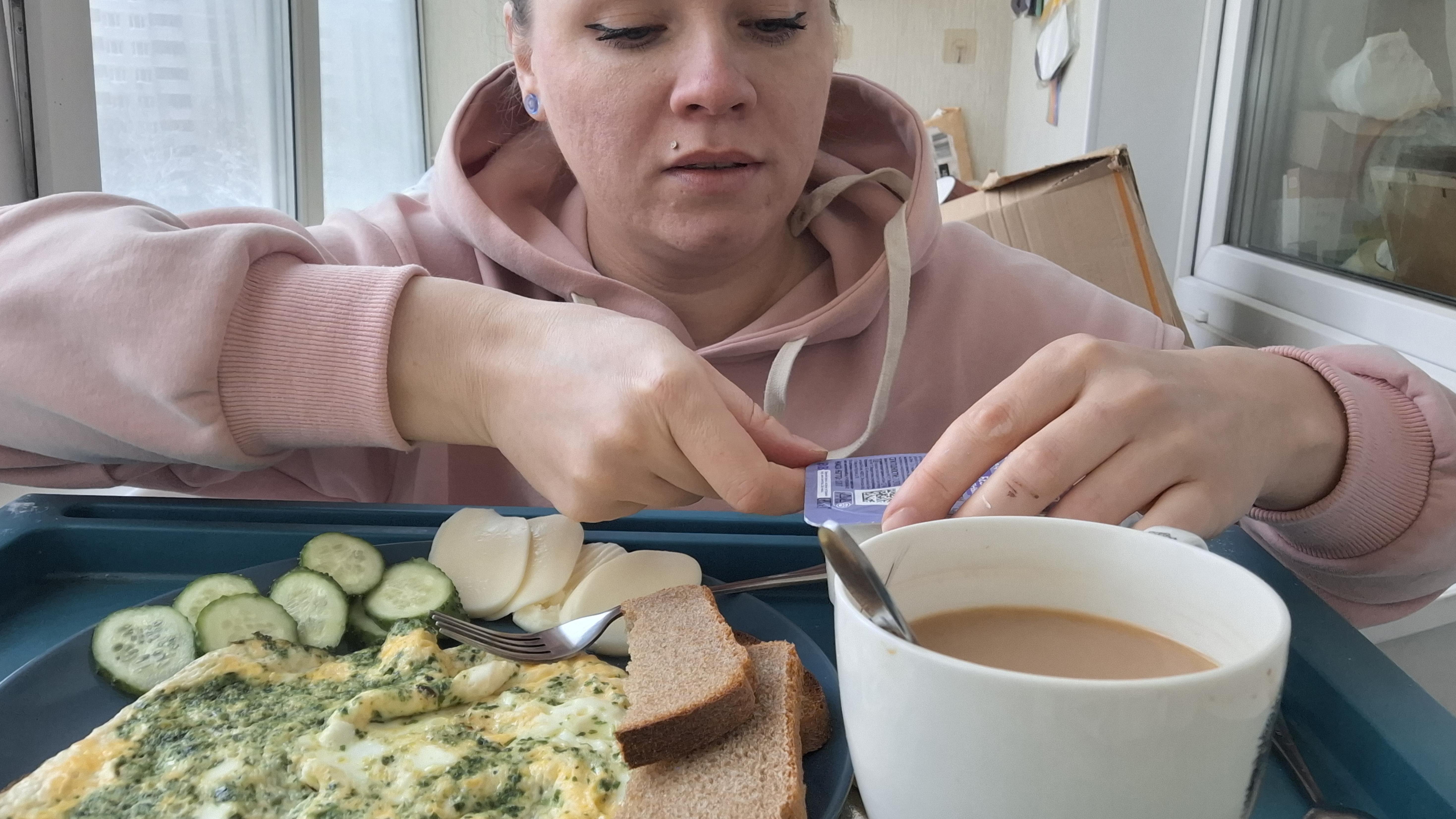 Мукбанг| Завтрак на балконе, омлет со шпинатом, кофеёк #мукбанг #завтра смотреть онлайн