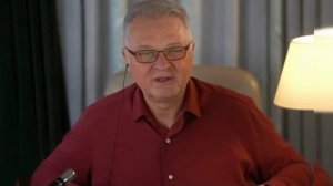 Тупой, ещё тупее, но очень богатенький...