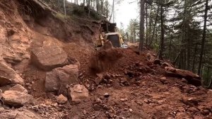 CAT D7G Как бульдозер прокладывает дорогу в скалах?