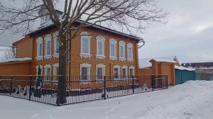 Интересно погуляли по посёлку, зашли в местный магазинчик