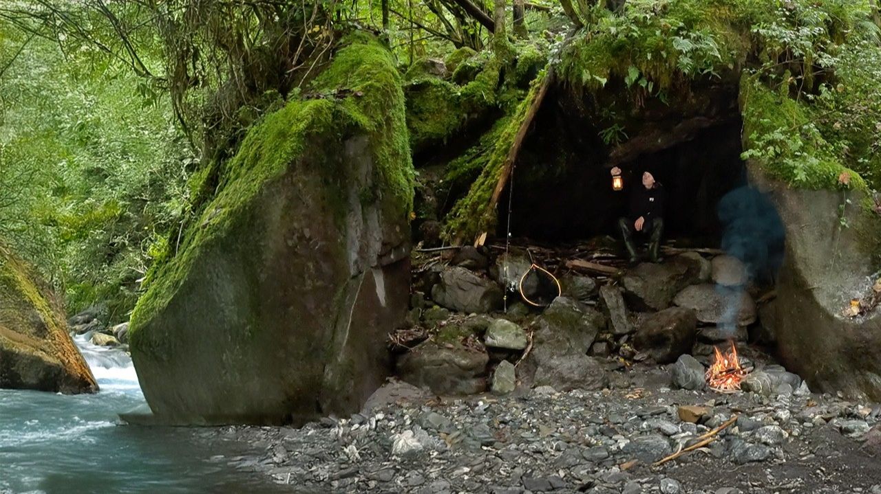 2 дня одиночного выживания в дикой природе | ЛОВЛЯ И ПРИГОТОВЛЕНИЕ ЕДЫ в моем убежище для выживания смотреть онлайн
