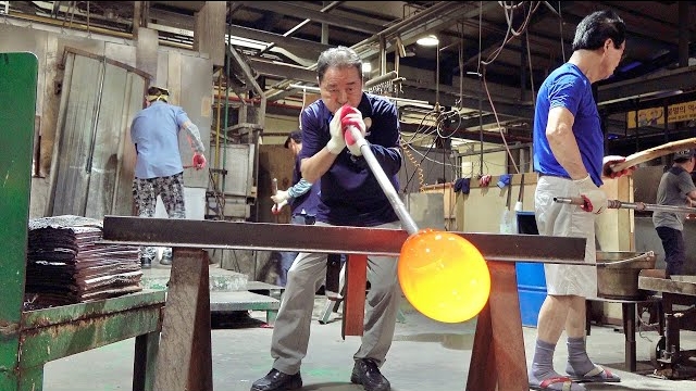 Процесс производства больших стеклянных бутылок. Старинная фабрика мастера стекла в Корее смотреть онлайн