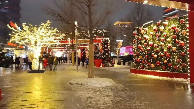 Коридор из красных арок на Новом Арбате 05.01.2026