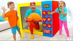 Дети учатся работать в команде с волшебными гигантскими игрушками.