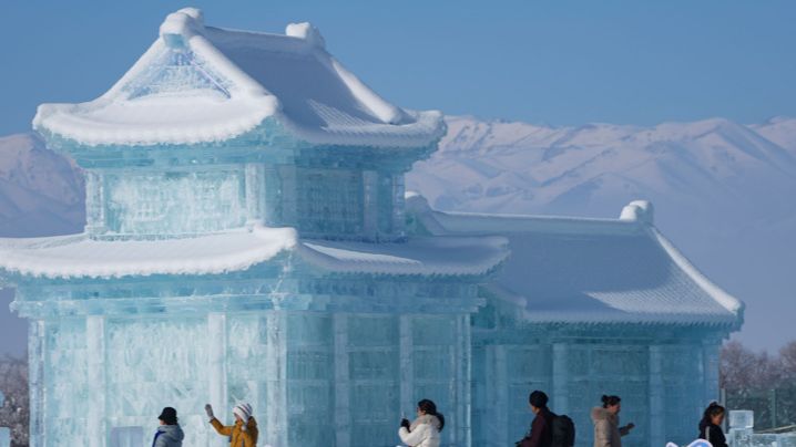 Baza: десятки автобусов с туристами из РФ застряли на границе с Китаем смотреть онлайн