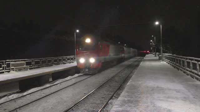 Электровоз ЭП2К-367 (ТЧЭ-6) со скорым поездом № 251Г Киров — Москва (Восточный вокзал). смотреть онлайн