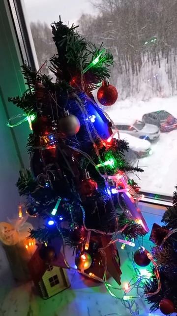 Новый год рождество новогодняя елка фонарь  снег за окном  Щекино