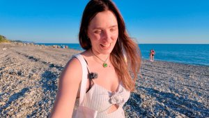 Халцедоны диких пляжей Сочи. Сростки столбчатых кристаллов белого кварца. Самоцветы Шкура Дракона