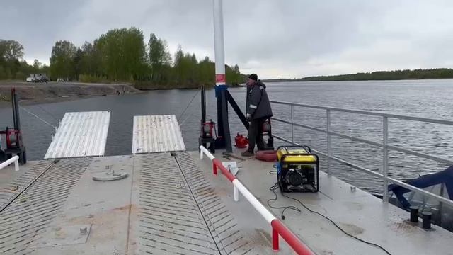 Понтонная платформа с закольными сваями