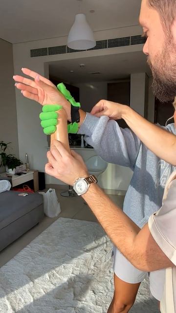 Фальшивая рука! 😱 (НЕВЕРОЯТНО) смотреть онлайн