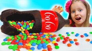 Милана с сестрёнкой устроили соревнования для папы. Челлендж с газировкой