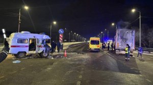 Один человек погиб и трое пострадали при ДТП со скорой и грузовиком в Омской области