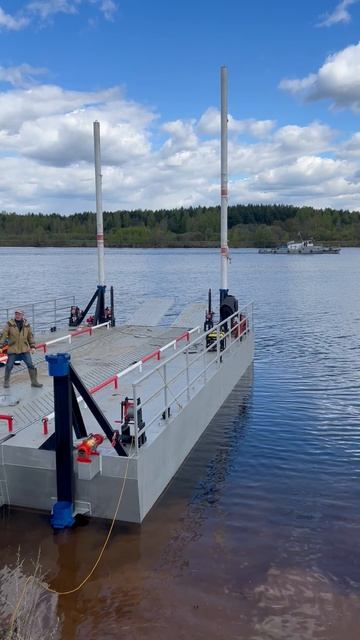 Самоходный паром СП-30, закольные сваи.