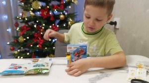 Распаковка  конструкторов из серии "Мир животных"