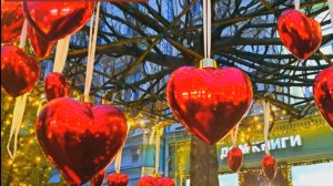 Красные романтичные сердечки на Кузнецком мосту в Новый 2026 год. Красивая видео-прогулка