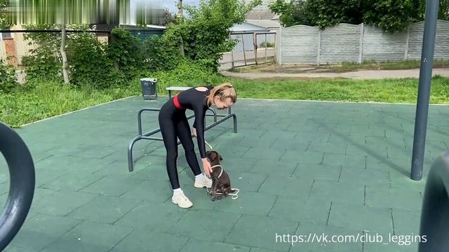 Девушка в обтягивающем на прогулке со своим питомцем.Стиль.Мода и Красота. смотреть онлайн