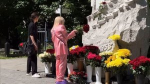 ЛАРИСА ДОЛИНА И СЕМЬЯ АЛЕКСАНДРА АБДУЛОВА НА МОГИЛЕ АРТИСТА | ВАГАНЬКОВСКОЕ КЛАДБИЩЕ