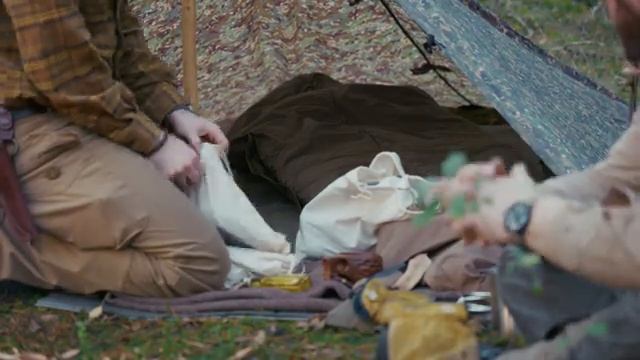 Осенний походный отдых строительство брезентового укрытия, приготовление пищи на костре в деревенско смотреть онлайн