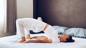 Утренняя йога в кровати 15 минут | Вытяжение и мягкая сила | ОнаВолна