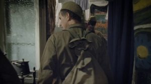 Молодые солдаты и девушка пришли к вору забрать кольцо девушки «Розочка»