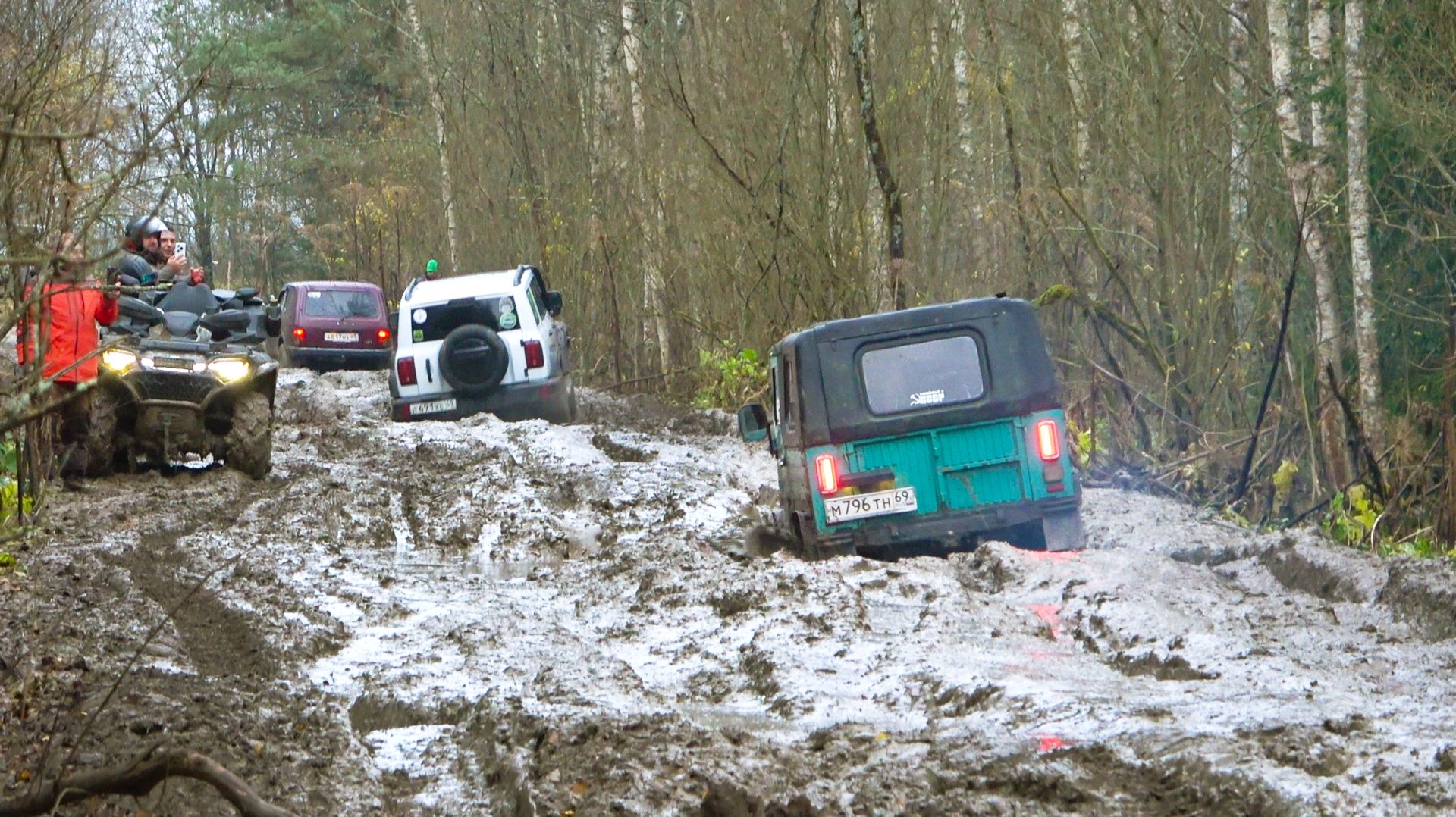 Дед всех уделал на бездорожье. ЛУАЗ родом из СССР против модных внедорожников. смотреть онлайн
