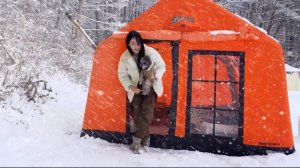 Снежный кемпинг в надувной палатке с теплым камином на природе. Расслабляющая атмосфера