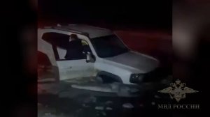 Полицейские из Волгоградской области пришли на помощь водителю и пассажиру автомобиля