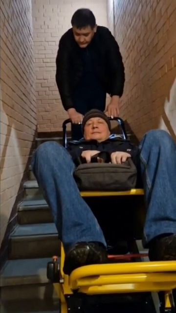 Лёгкий и компактный гусеничный ступенькоход смотреть онлайн