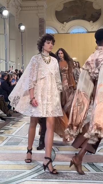 Показ цум _25