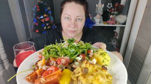 Мукбанг Мясо с ананасами под сыром, салат с рукколой и тунцом, тушеные овощи, компот