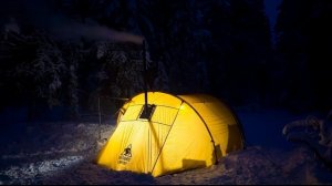 Ночевка в зимней отапливаемой палатке на свежевыпавшем снегу. Бушкрафт и кемпинг