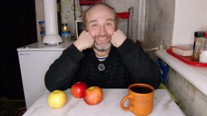 ужин без Рыжули. он почивает. яблочки медовые. мукбанг. обжор. еда на камеру. диета. шизофрения.