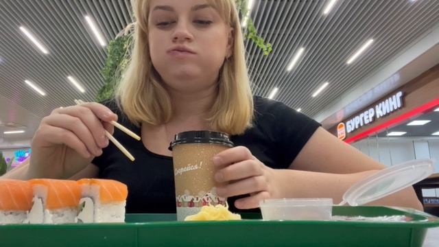 Вкусный завтрак / Гуляю по торговому центру/ еда на камеру / Роллы / смотреть онлайн