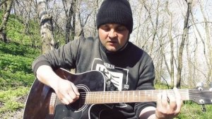 До слез, душевно исполнил Военную песню  Я косынку завяжу