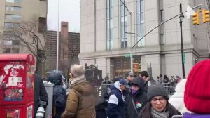 Сотни человек собрались у здания суда в Нью-Йорке в поддержку Мадуро