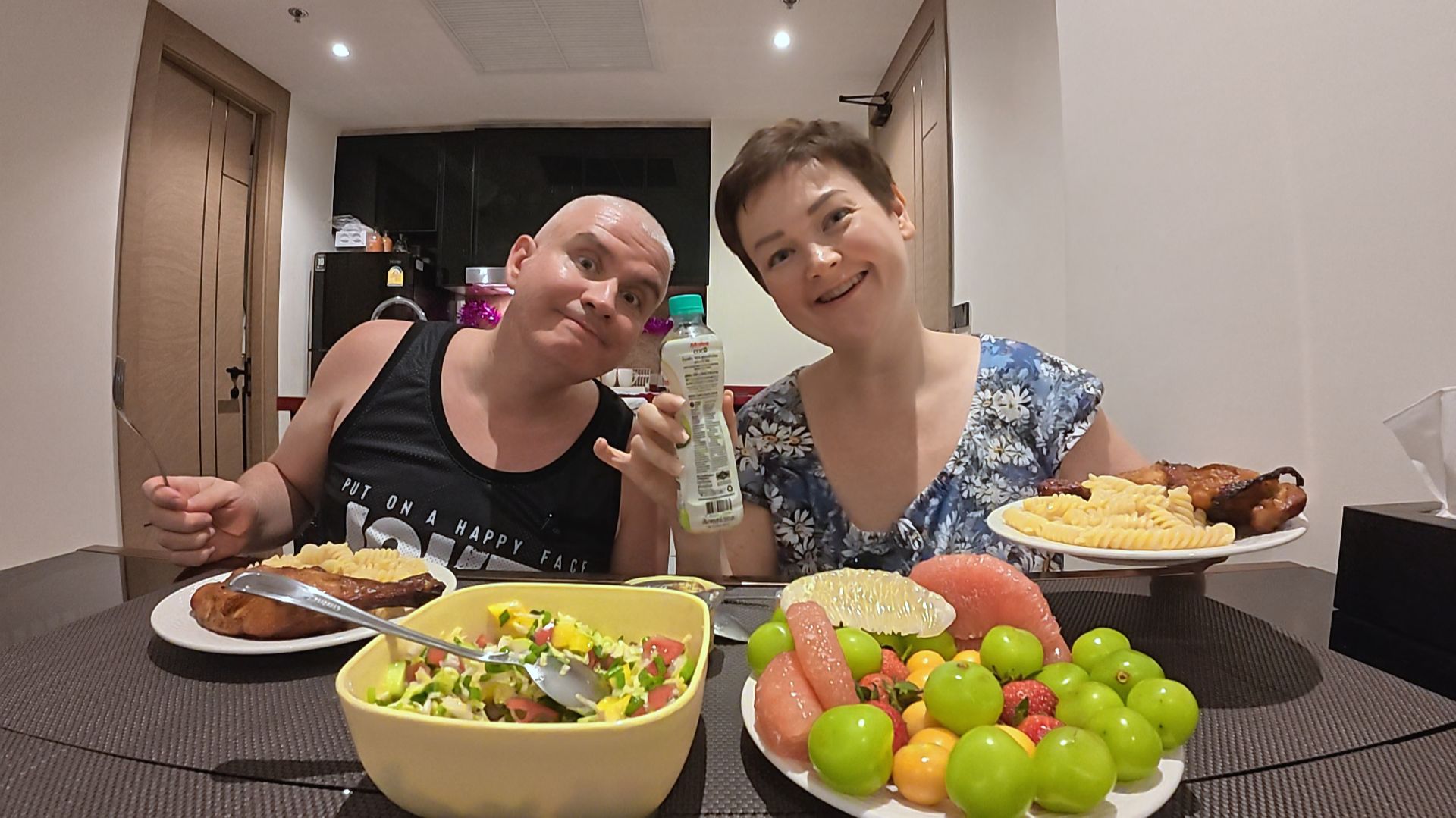 Мукбанг Вован в ВОСТОРГЕ! Семейный ужин КАК ДОМА! НЕ БОИМСЯ, Пробуем тайские ЗАКУСКИ из 7/11 смотреть онлайн