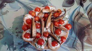 Весенний салат и бутерброды со шпротами.