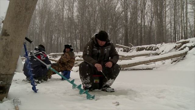Мешок окуня под секретной корягой. В толпе веселее. смотреть онлайн
