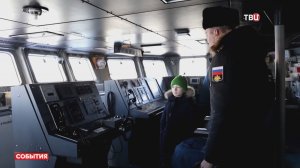 Во Владивостоке школьник встал у штурвала боевого корабля благодаря "Елке желаний"