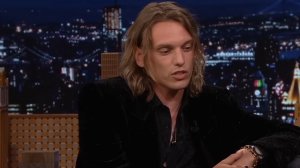 Джейми Кэмпбелл Бауэр рассказывает о «Очень странных делах», новой музыке и читает текст песни Lizzo